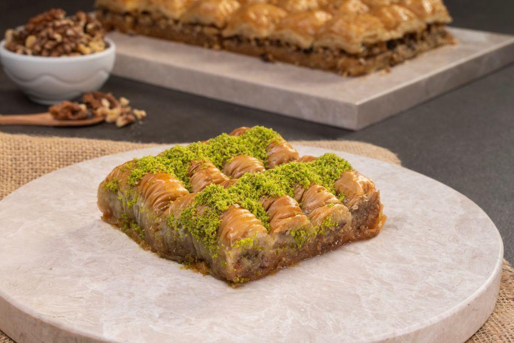 Alimoğlu baklava çeşitleri ve cevizli sunum