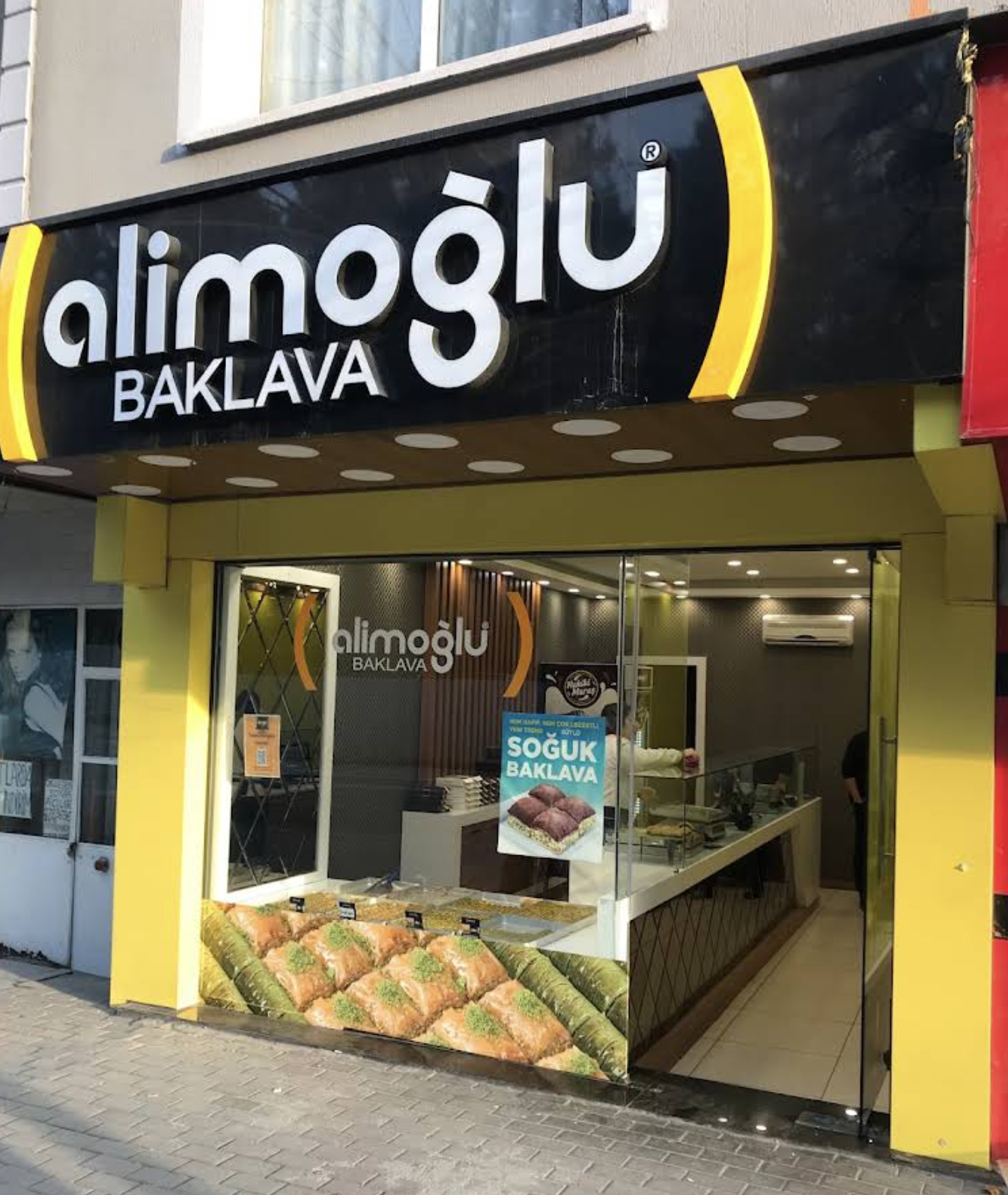 Alimoğlu'nun sarı ve siyah tabelalı mağazası